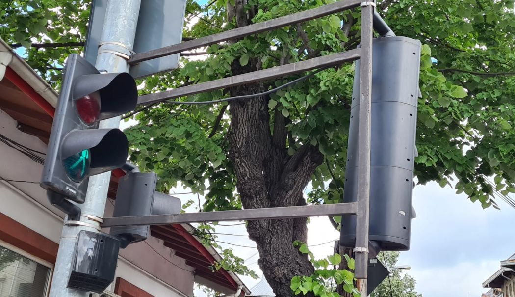 Trupul neînsuflețit al unei femei a zăcut abandonat trei ore, pe stradă. I s-ar fi făcut rău la semafor - semafor-1755019088.jpg