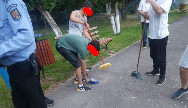 Tineri obligați să măture cojile de semințe pe care le făcuseră în parc - seminte145968600-1570613356.jpg