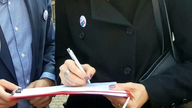 Unui voluntar al Alianței USR-PLUS i-a fost furată mapa cu semnături - semn51515500-1551902702.jpg