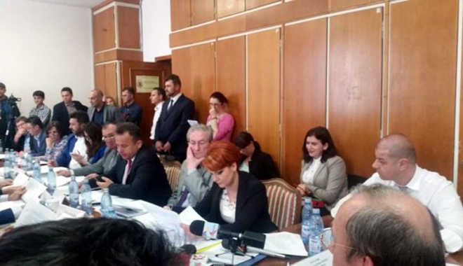 Senatorii, vot favorabil pentru majorarea indemnizațiilor pentru primari - senatcomisiademunca-1495373624.jpg