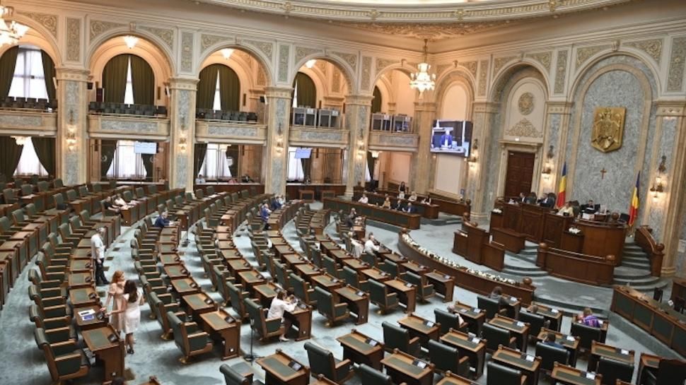 Senatorii au cheltuit o adevărată avere pe accesorii vestimentare și gadget-uri de lux - senatorii-cheltuilei-de-lux-1727103416.jpg