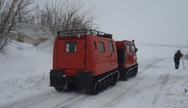 Intervenție prin nămeți! Gravidă transportată cu șenilata, la spital - senilata-1580974219.jpg