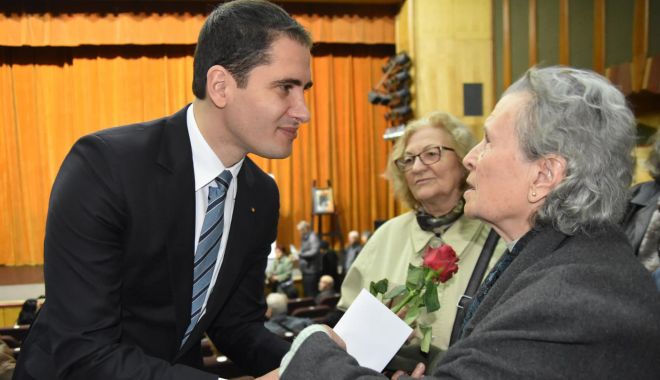 Premii, flori și un spectacol special pentru seniorii Constanței - seniori-1555603904.jpg