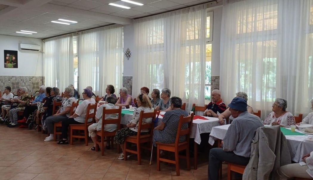 Seniorii au sărbătorit Ziua Iei cu muzică și tradiții străvechi - seniori-26-iunie-1719382230.jpg
