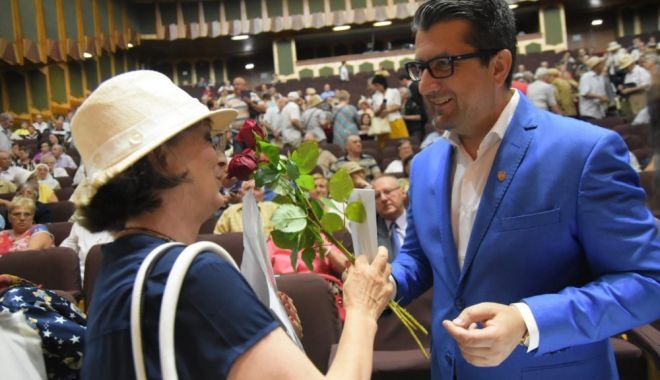 Seniorii constănțeni care au împlinit 80 si 90 de ani vor fi premiați la domiciliu - senioriiconstantei11560887238-1590325832.jpg