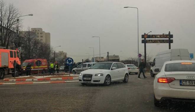 Atenție șoferi! Se circulă greu în apropierea giratorului de pe Aurel Vlaicu - sens1-1456836075.jpg