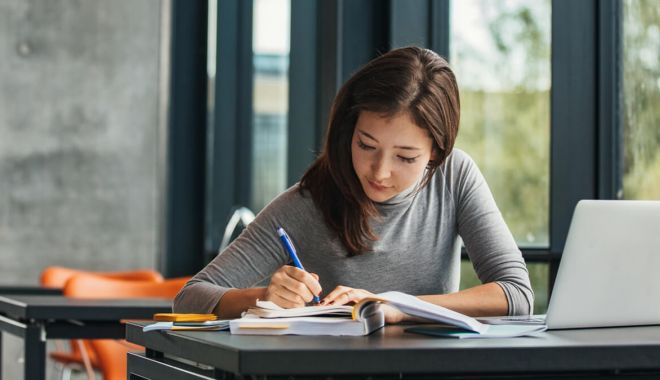 Indemnizaţie de doctorat doar pentru cei care îşi desfăşoară activitatea în domeniul pentru care deţin titlul