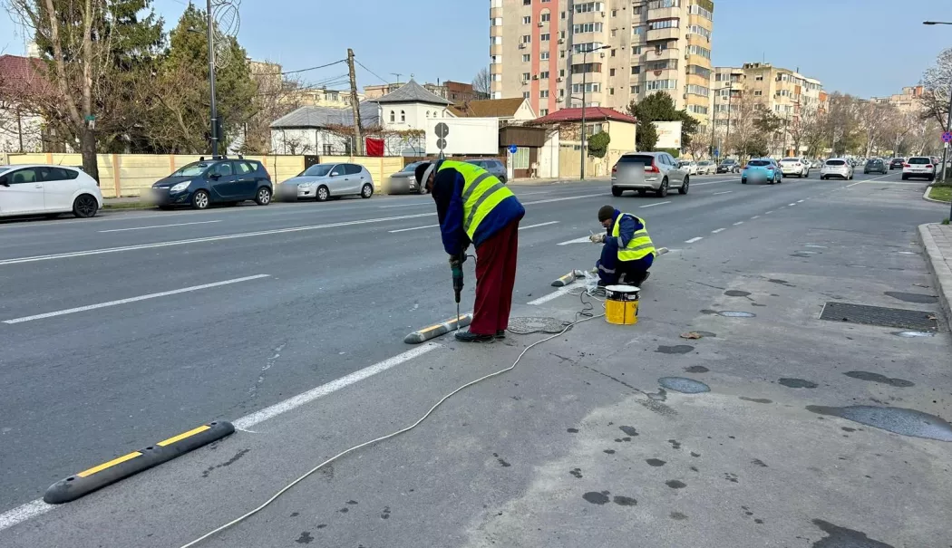 Confort Urban montează separatori de trafic pe bulevardul 1 Mai pentru banda dedicată transportului public