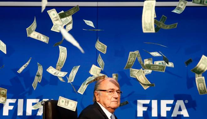 Fotbal / Actorul care a aruncat cu bani falși înspre Blatter a fost arestat - seppblatter-1437571932.jpg