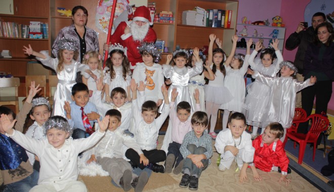 Moș Crăciun a ajuns la prichindeii de la Grădinița 24 - serbaregradinitanr247-1355511624.jpg