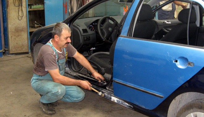 Românii își asigură mai întâi mașina și apoi viața - serviceauto11345663338-1361868310.jpg