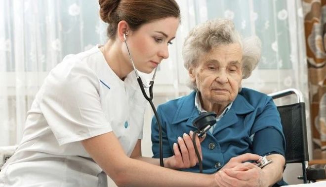 Servicii medicale la domiciliu. Cine poate beneficia de ele și ce se întâmplă cu persoanele neasigurate