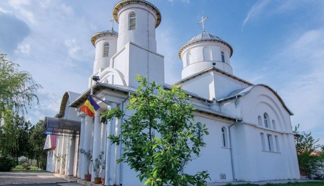 O nouă slujbă de sfințire a bisericii din Ovidiu - sesfinteste-1570256394.jpg