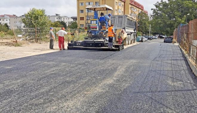 Se toarnă asfalt în zona Centrului Şcolar „Albatros” - setoarnaasfalt3-1600450309.jpg