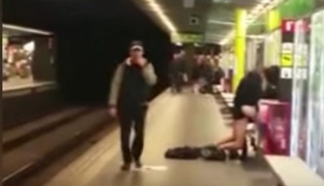 VIDEO INTERZIS MINORILOR! Scene incredibile la metrou: doi tineri au făcut sex pe peron, în văzul celorlalți călători - sex-1461602186.jpg