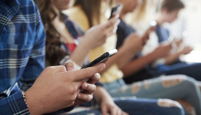 Tu știi ce face copilul tău pe Internet? Grooming-ul și sexting-ul, pericole moderne! - sextingsursafoxbussiness-1601317182.jpg