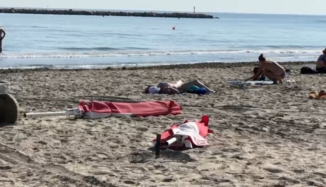 Final de sezon pe litoral: Se strâng șezlongurile de pe plaje - sezon-1757584013.png