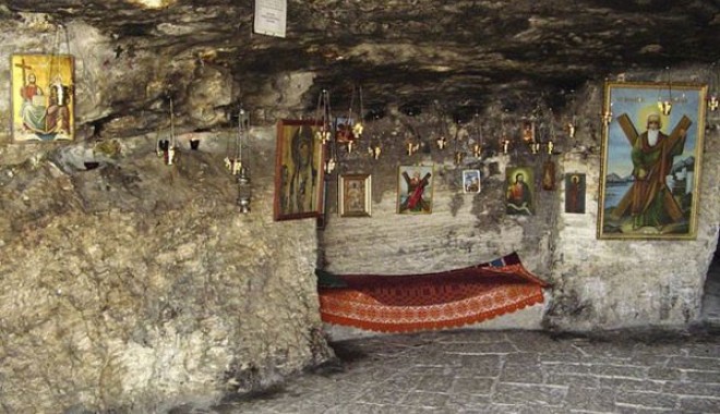 200 de jandarmi asigură paza, astăzi, la Mănăstirea Sf. Apostol Andrei - sfandreipestera-1322603893.jpg