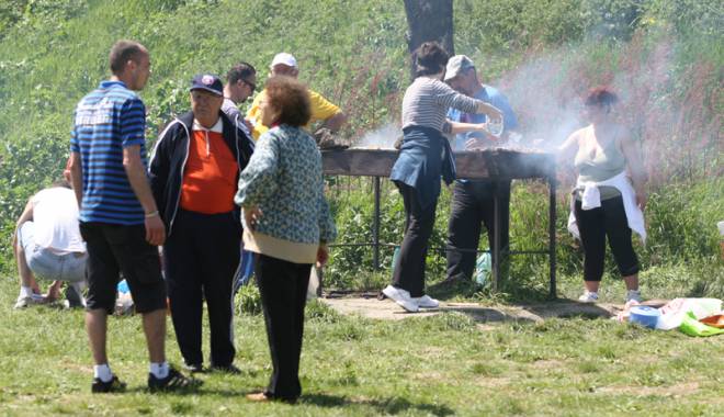 Sfaturi de la medici pentru mini-vacanța de 1 Mai: Aveți grijă la bere și grătare! - sfatulmedicilor-1430416265.jpg