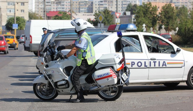 Plecați cu mașina la drum lung? Iată ce vă sfătuiesc polițiștii - sfaturi-1375198857.jpg