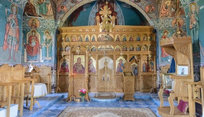 Credincioșii îi cinstesc pe Sfinții Împărați Constantin și Elena - sfintisursadoxologia-1588512051.jpg