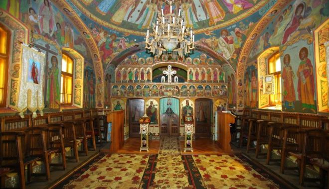 Sărbătoare religioasă. Credincioșii  îi cinstesc  pe Sfinții Apostoli Petru și Pavel - sfintisursaturnulsfatului-1593351621.jpg