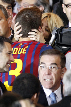 Shakira, de gâtul  lui Pique pe stadion - shakirapique1-1338302040.jpg