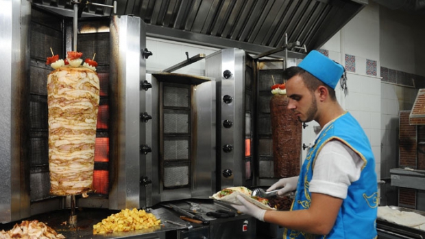 Turcii fac legea în comerțul românesc. Topul străinilor veniți să muncească în România - shaorma73688100-1330593222.jpg