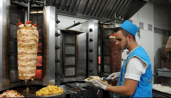 Shaormeriile fac angajări. Ce salarii le oferă candidaţilor
