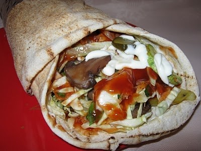 Carne aruncată în saci, lăzi murdare, sânge închegat pe podea și mizerie! Ai grijă de unde cumperi fast-food! - shaormacudetoate97273-1353002635.jpg