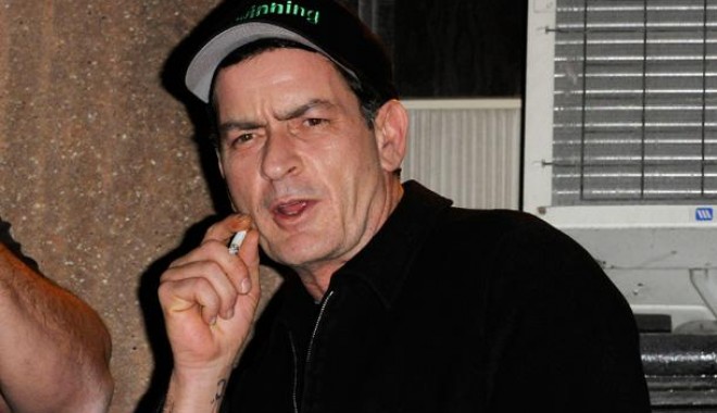 Charlie Sheen și-a atacat dentistul cu un cuțit - sheen-1412330066.jpg