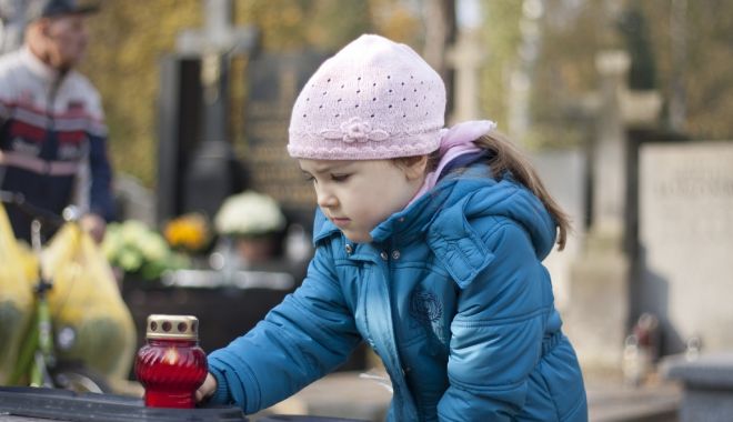 Copiii orfani de un singur părinte ar putea să nu mai primească burse sociale