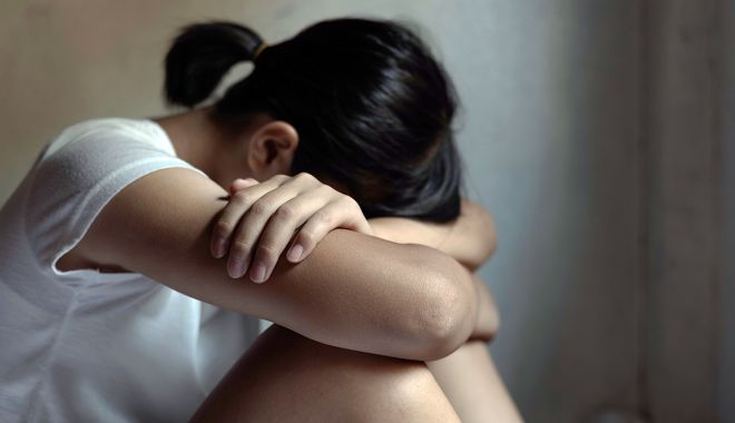 Fată de 15 ani a fost violată în plină stradă de un tânăr pe care l-a cunoscut online