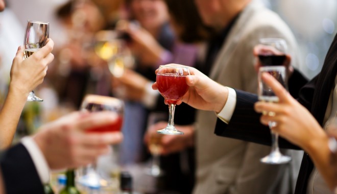 Cât VIN și TĂRIE bea românul de la Crăciun până la Sfântul Ion! - shutterstock71219773drinking-1387886396.jpg