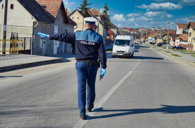 Şi-a urmărit soția în trafic, i-a spart geamul maşinii, apoi a bătut-o! Suspectul, prins când voia să iasă din ţară - si-a-batut-sotia-in-trafic-1713871696.jpg