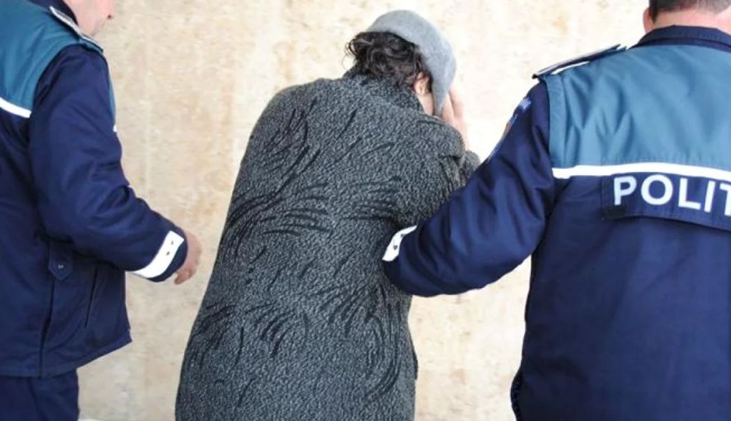 O femeie de 57 de ani a dat buzna în casa fostului soț și l-a bătut, chiar dacă bărbatul avea ordin de protecție