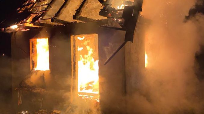 Și-a condamnat copiii la moarte, după ce a dat foc la casă cu ei înăuntru și a încuiat ușa ca să nu iasă