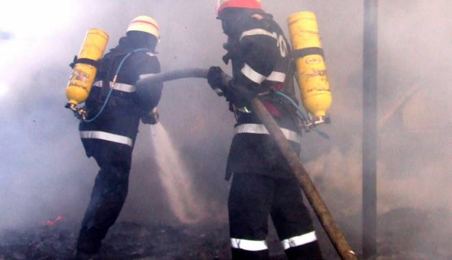 Și-a dat foc la casă și a fugit - siadatfoclacasasiafugit-1433176027.jpg