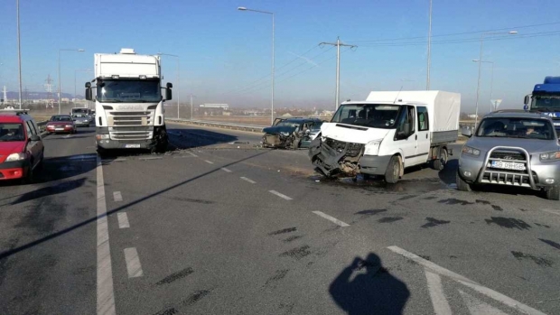 Accident la ieșirea de pe autostradă. Cinci persoane sunt rănite - sibiu74718200-1552895686.jpg