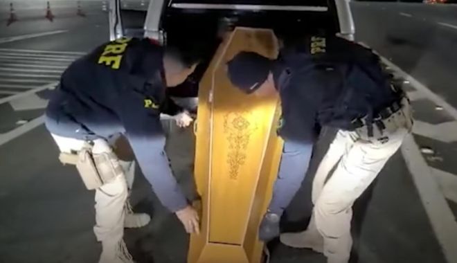Dric oprit în trafic pentru un control de rutină. Ce au descoperit polițiștii în sicriu - sic-1668787250.jpg