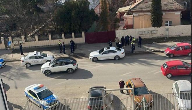 Doi poliţişti implicaţi într-un incident după o şicanare în trafic. Unul a ajuns la spital - sicanare-1706451730.jpg