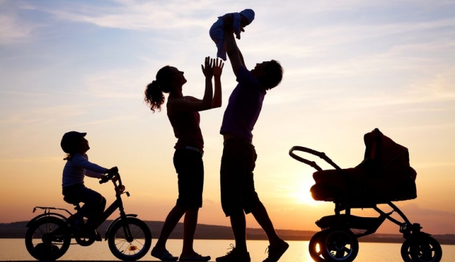 Părinții ar putea primi o NOUĂ ALOCAȚIE PENTRU COPII. Ce condiții trebuie să îndeplinească - silhouettesofparentsandkids-1475837323.jpg