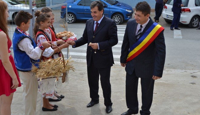 Primarul Mihai Soare a inaugurat noua școală din Siliștea - silistea1-1379441172.jpg