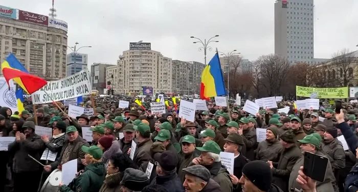 Protest al silvicultorilor la Ministerul Mediului, faţă de diminuarea cu un sfert a salariilor - silvicultori-proteste-1740394313.jpg