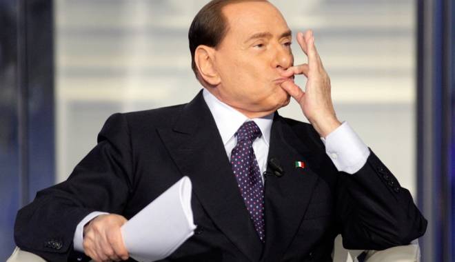 Berlusconi, ultima sa vizită la un centru pentru bătrâni! - silvioberlusconionstage-1425635046.jpg