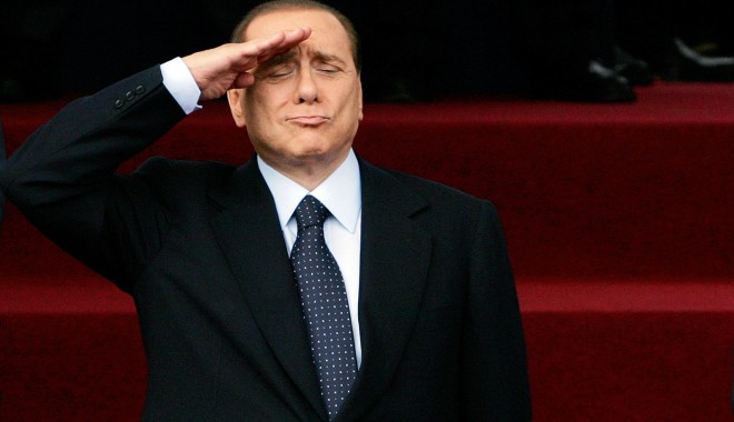 Italia riscă  o furtună financiară din cauza  lui Berlusconi - silvioberlusconisalutomilitare-1377666040.jpg