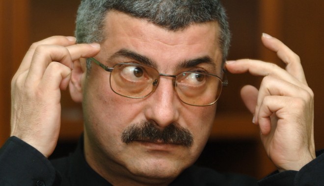 Dacă îl vezi pe stradă, nu-l recunoști. PRIGOANĂ și-a schimbat înfățișarea! - silviuprigoanaochelari-1350473751.jpg
