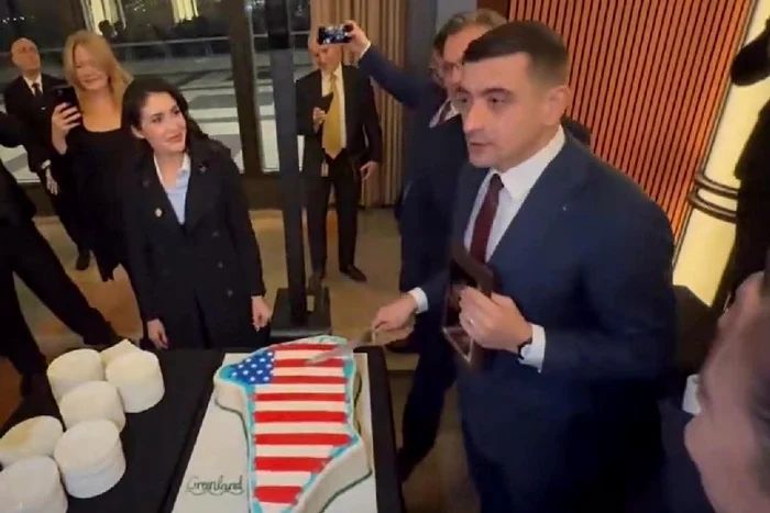 George Simion, filmat cu un tort în forma Groenlandei, decorat cu drapelul SUA. Reacții dure pe online - simion-1769006430.webp