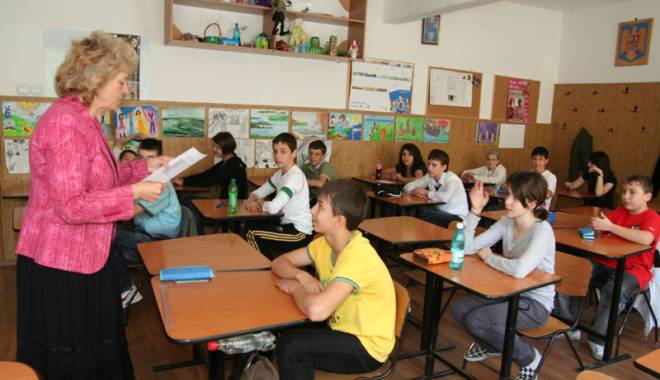 Elevii de clasa a VIII-a și a XII-a  se pregătesc pentru simulare.  Vor evita un nou dezastru în vară? - simulareexamene-1421860869.jpg