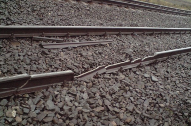 Trafic feroviar blocat între Brașov și Sighișoara după ruperea unei șine - sina-rupta--1774507109.webp